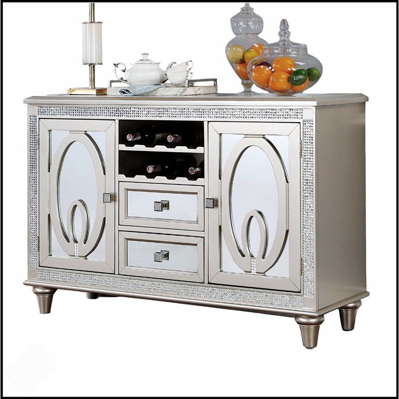Desserte contemporaine en bois massif avec des détails de carreaux de miroir et un rangement spacieux, parfait pour les salles à manger élégantes