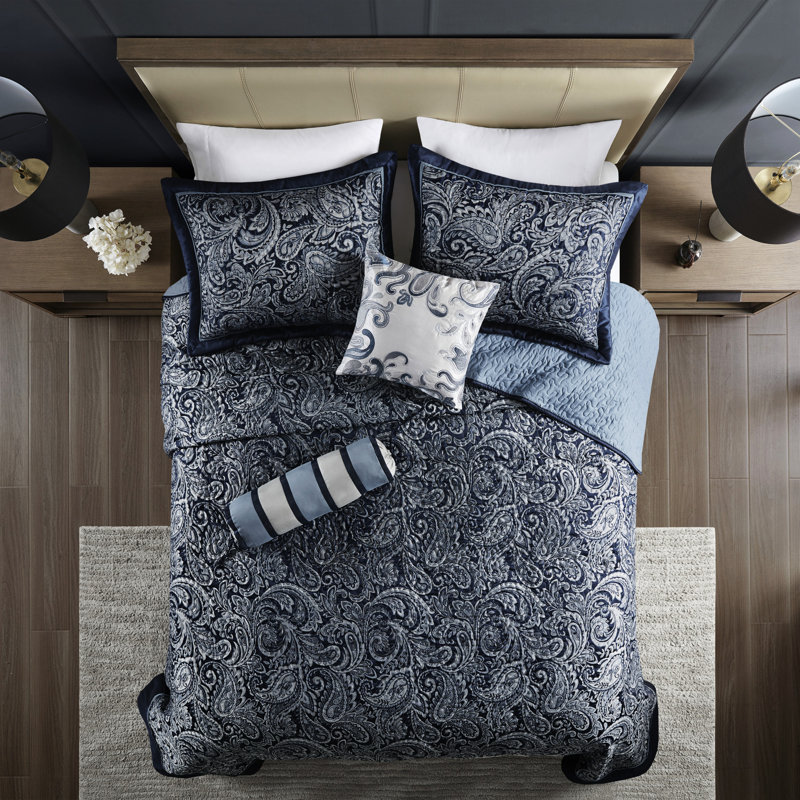 Couvre-lit bleu marine. Style traditionnel. Bleu marine foncé, argent. L 102 po x L 118 po 2 taies décoratives. Coussins décoratifs. Tissu lavable grand. Conception classique. Bleu cendré.