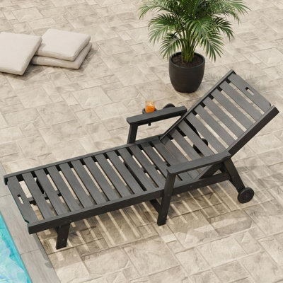 Chaise longue d'extérieur avec roulettes et dossier réglable à 5 positions, chaise longue surdimensionnée avec 2 poignées de déplacement, chaise longue d'extérieur en PEHD avec porte-gobelet amovible, pour patio, piscine, gris foncé