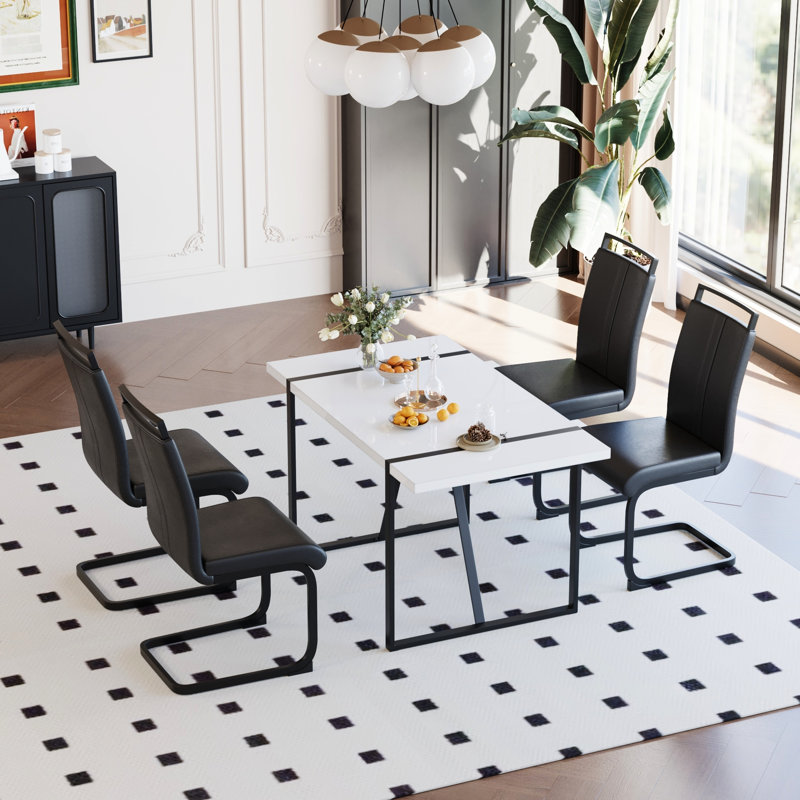 Table à manger 55 pièces de style industriel de 55 po: table blanche et 4 chaises sans accoudoirs en polyuréthane, pieds en métal noir, structure ergonomique rectangulaire à dossier haut pour plus de stabilité, pieds en plastique anti-rayures