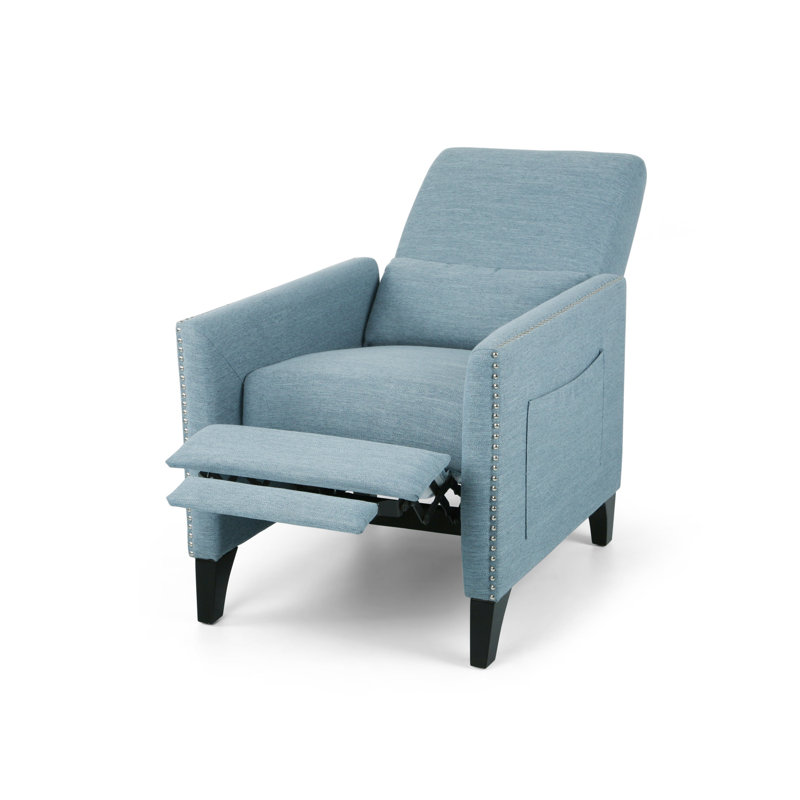 Fauteuil contemporain inclinable en tissu bleu clair avec accoudoirs cloutés et pieds en bois de bouleau
