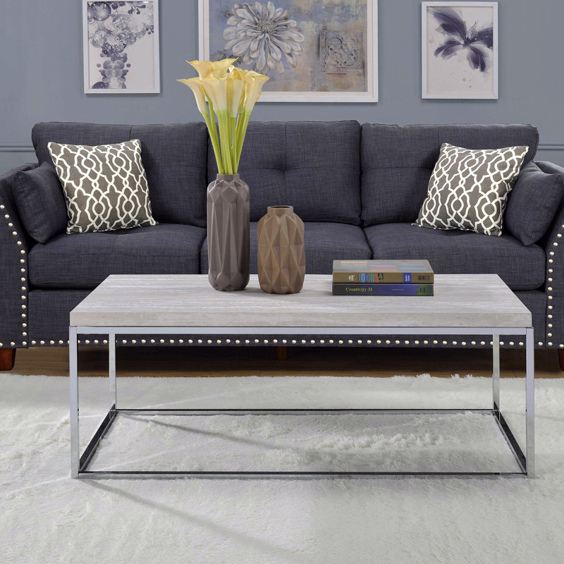 Table basse en chêne clair avec base ouverte et détails chromés