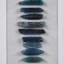 Agate bleue encadrée pour mur - art dimensionnel, agate céruléenne teinte naturelle, fond blanc doux, protection en verre, cadre noir, décor à suspendre, art avec base et intérieur