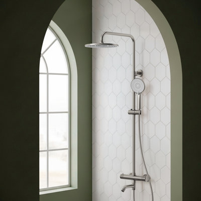 Système thermostatique de baignoire et douche avec pomme de douche à pluie et douchette
