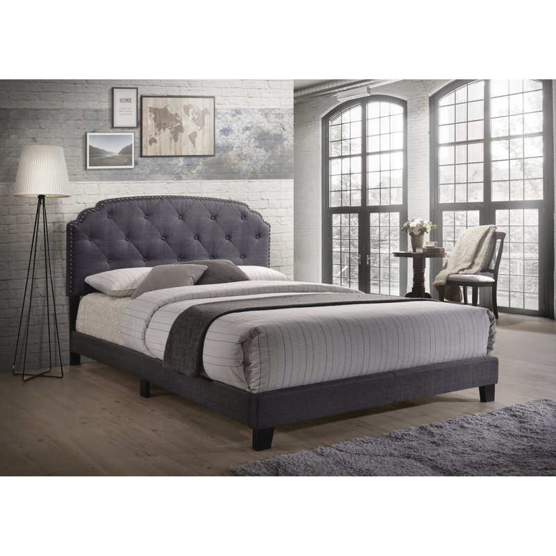 Grand lit en tissu gris avec tête de lit arquée et structure stable de luxe durable