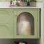 Simple armoire de salle de bain verte.