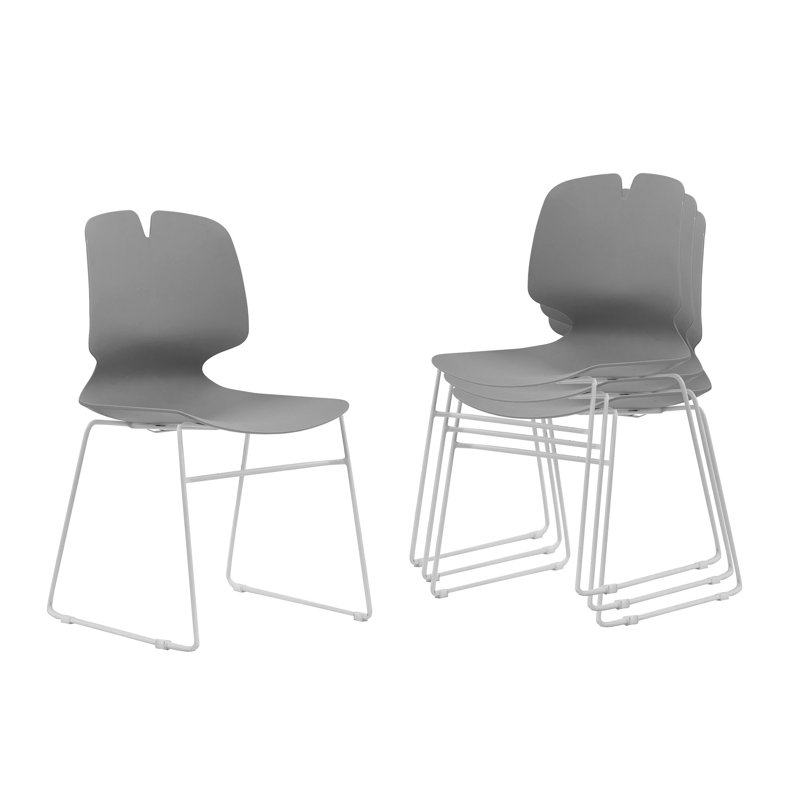 Un ensemble de 4 chaises de bureau empilées, Gris