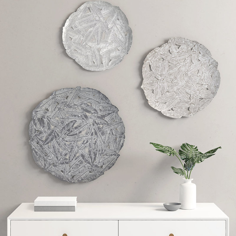 Décoration murale en métal texturé plume texturée - gris, 20 po, 17,25 po, 14,25 po, utilisation intérieure seulement, fixation par anneau 3, utilisation,