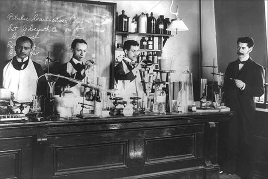 «Pharmaceutique de laboratoire à l'Université Howard» - reproduction de photo, H 24 po x l 36 po x P 1,5 po