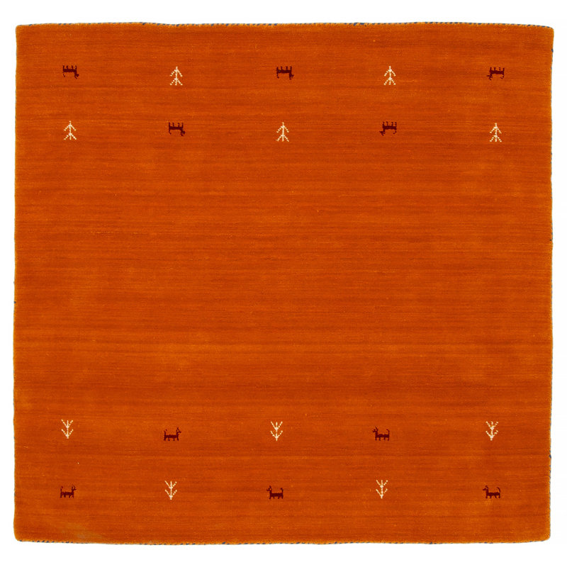Les tapis Gabbeh sont fabriqués à la main avec des poils très hauts et des motifs très simples et stylisés.