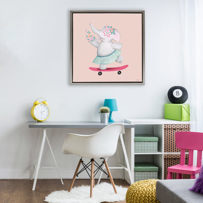 Skateboarding Elephant avec cadre flottant fleurs, design par Rachel Nieman