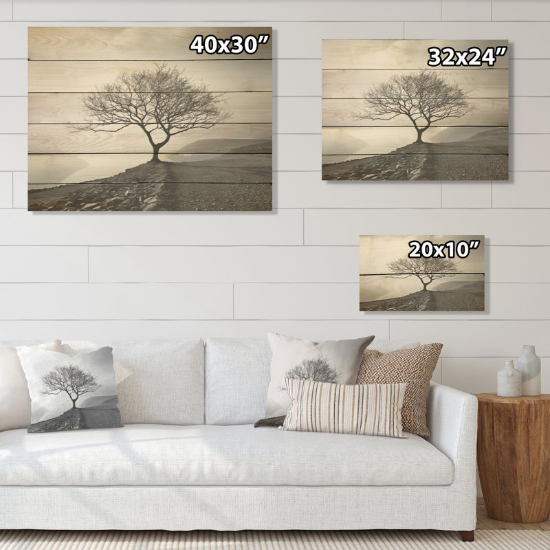 Un bel arbre dans un paysage au bord du lac - Art mural en bois sur bois de pin naturel, H 10 po x l 20 po