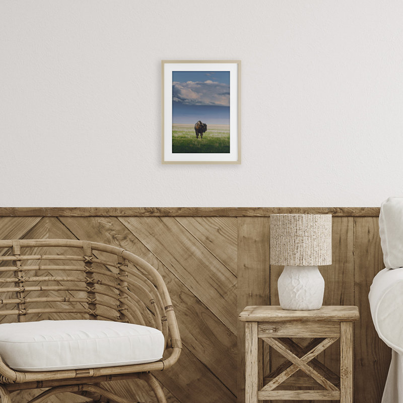 «Sunlight over Lone Bison», reproduction sous verre encadrée, conception par Annie Bailey Art, Cadre de récolte en pin