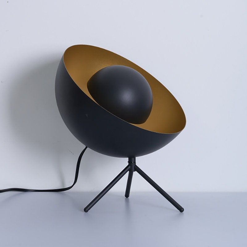 Lampe de table à trépied en métal noir et noir