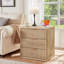 Ensemble de 4 meubles de chambre modernes en bois, comprenant une commode cannelée et deux tables de chevet à 3 tiroirs avec station de recharge.-131428778