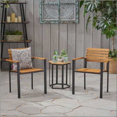 Élégantes chaises de salle à manger d'extérieur en bois et en métal avec un design durable en lattes d'acacia pour un décor de patio moderne