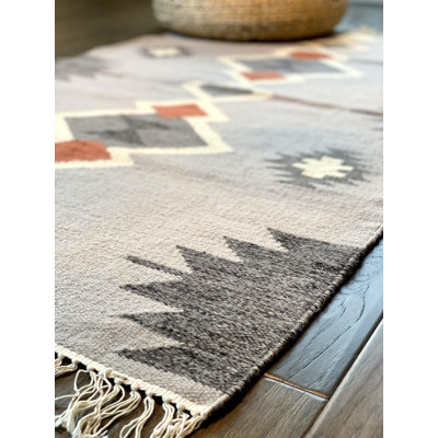 Tapis gris contemporain