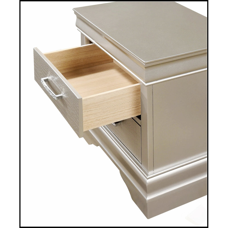 Table de chevet à deux tiroirs de style moderne avec finition champagne, fabrication en bois massif pour un mobilier de chambre à coucher élégant et durable.