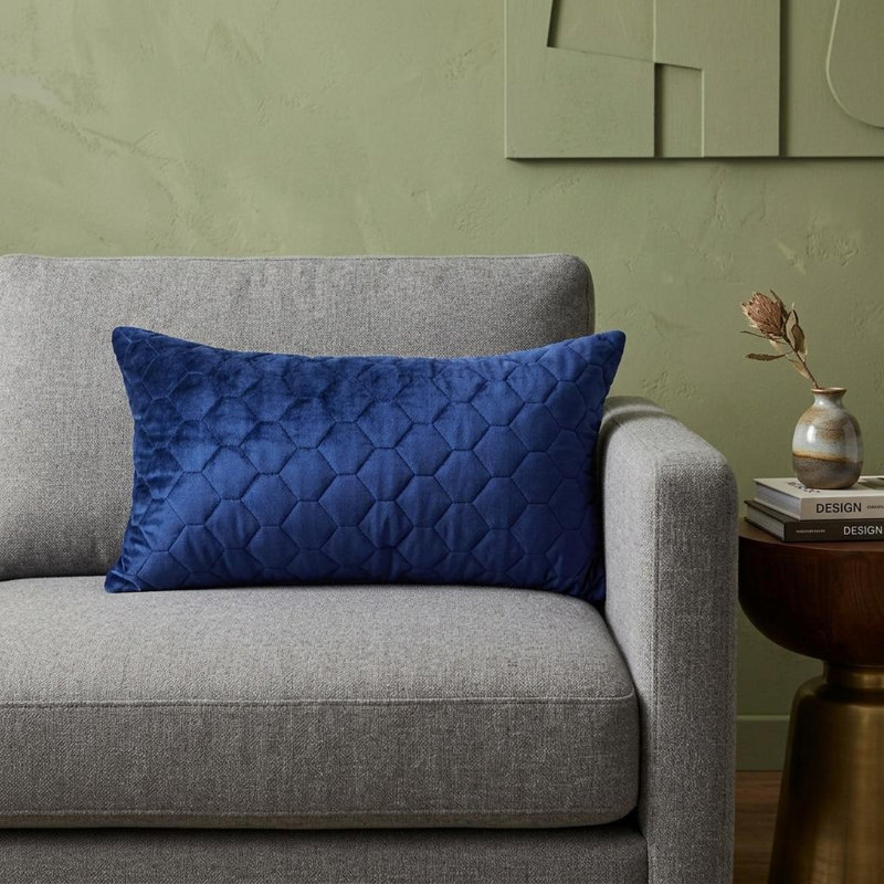 Coussin décoratif taupe Parkaz, H 14 po x l 24 po, Velours taupe touffeté matelassé