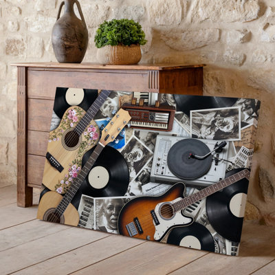 Toile, collage artistique douillet mettant en vedette une variété d'instruments de musique, y compris une guitare acoustique ornée d'art floral sur toile