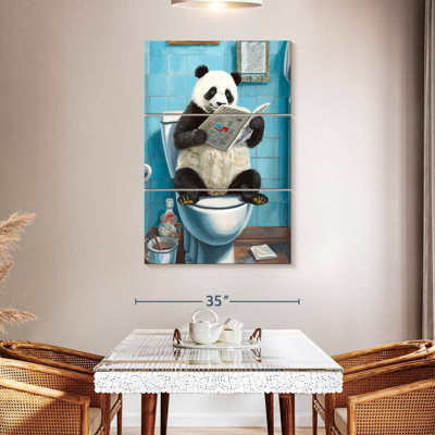 Ketti panda sur une toilette