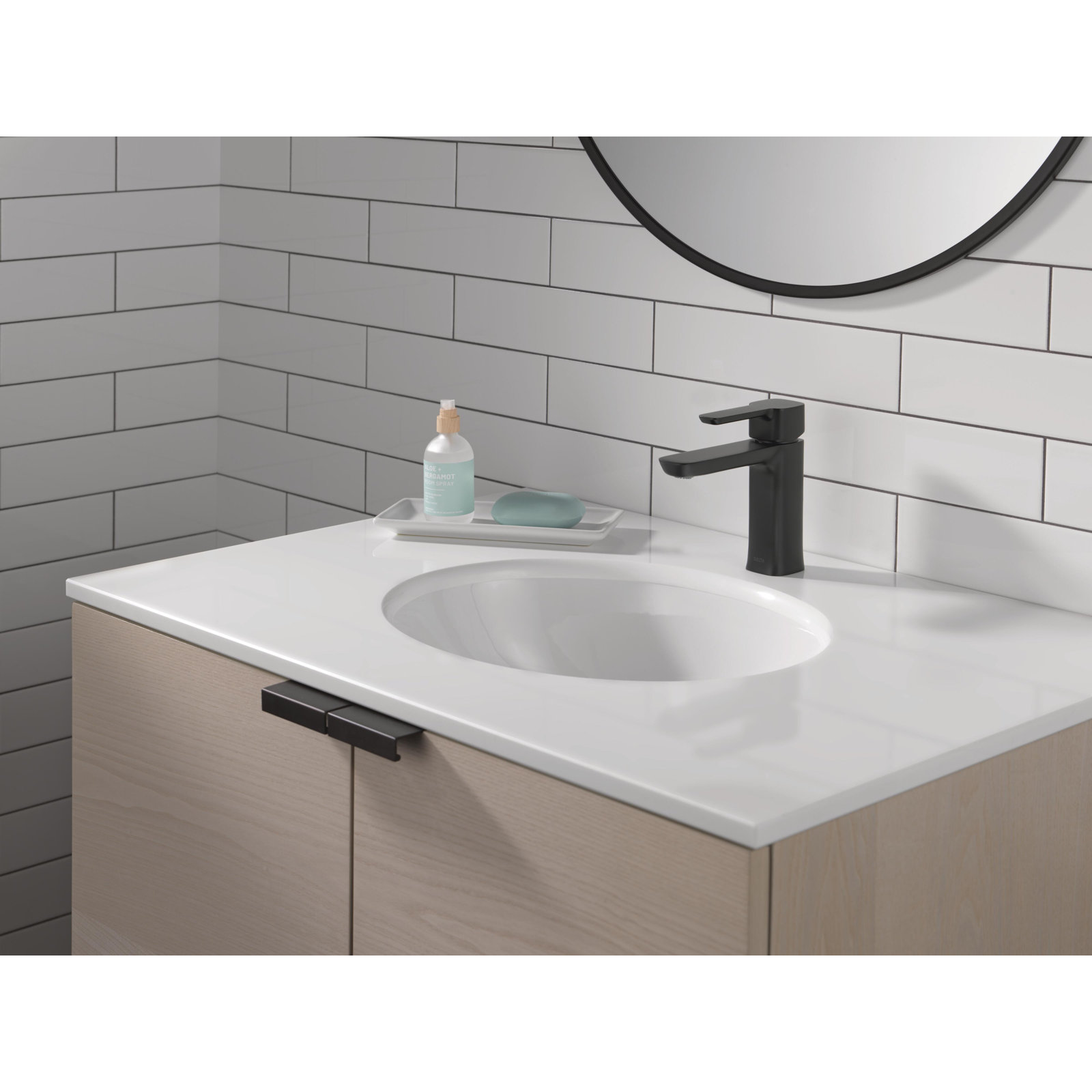 Modern Single Hole Bathroom Faucet with Drain Assembly, Single Handle Bathroom Sink Faucet, Matte Black