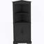Grande armoire d'angle avec plusieurs compartiments et tablettes pour un rangement complet et une amélioration esthétique de la pièce dans divers espaces de vie