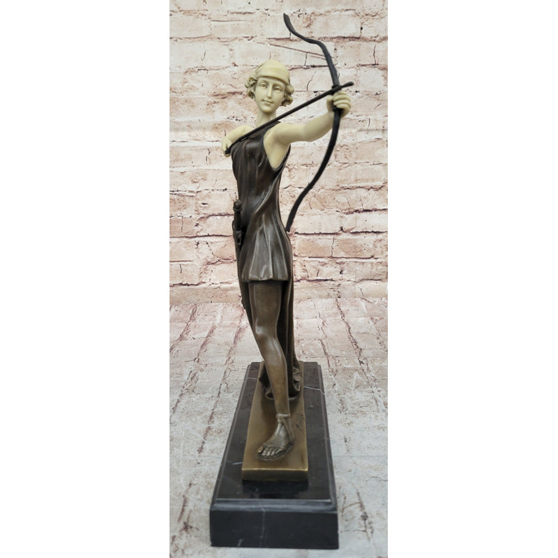 Statue de la chasseresse Diana avec archer