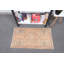 Tapis bohémien beige rétro tissé à la main avec un motif géométrique unique, idéal pour la décoration des portes dans des tons neutres doux