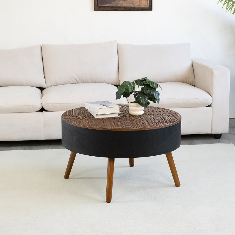 La table basse ronde de 31,5 pouces avec fonction de rangement, avec un plateau gravé, est une table à boissons idéale pour les petits espaces, servant de table d'appoint de style moderne convenant aux salons.