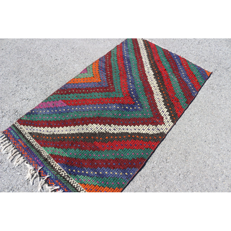 Tapis kilim turc vintage tissé à la main en zigzag, parfait pour la décoration bohémienne et une déclaration audacieuse dans n'importe quelle pièce
