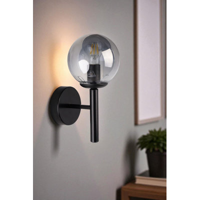 Élégante lampe murale avec corps en métal et capuchon en verre, gris et noir, 5,9 x 5,9 x 13,0 pouces | Douille E27, 40 W maximum (ampoule non incluse) | Conception durable et moderne, parfaite pour l'éclairage du salon et de la chambre à coucher
