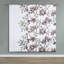 Édredon et drap mauve à motif floral pour une chambre douillette avec taupe