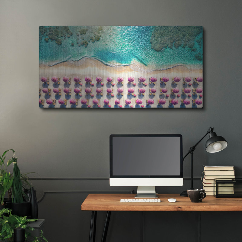 «Sandy Beach And Pink Umbrellas» par Rey Klimt, art mural en métal, H 24 po x l 48 po