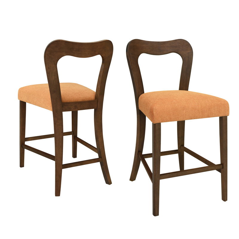 Une paire de tabourets de comptoir sans accoudoirs en noyer et en bois d'hévéa de haute qualité, une conception de siège volumineux, un dossier ergonomique pour un tabouret d'assise décontracté