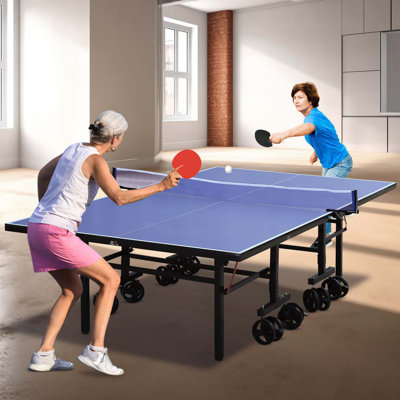 Table de tennis de table pliante bleue avec raquettes, balles, filet et roues pour un déplacement facile