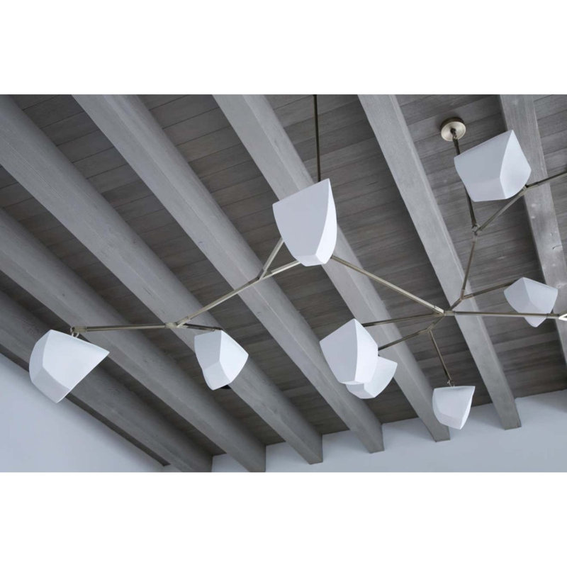 Lustre suspendu en porcelaine Cassiopeia, Aqua glacé, Laiton brossé, 80" Length x 64" Width x 66" Height