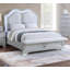 Lit tapissier contemporain avec lumières DEL intégrées et banc de pied de lit-545363937