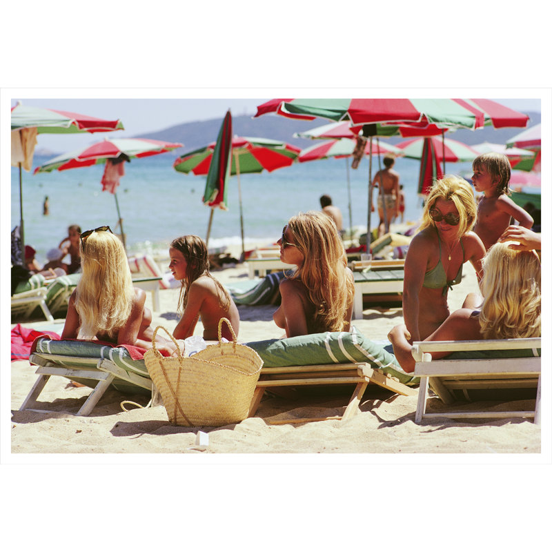 "Saint-Tropez Beach", Slim Aarons, August 1971 - Photographie avec cadre, H 32,5 po x l 48,5 po x P 0,1 po, Unframed