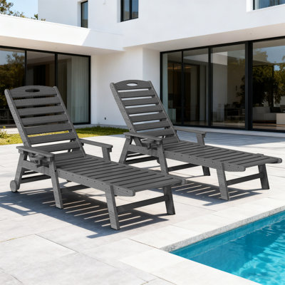 Chaise longue d'extérieur 2 pièces en PEHD aspect bois avec roulettes, porte-gobelet et dossier réglable à 5 positions