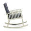 Chaise berçante en bois gris pour un moment paisible en plein air