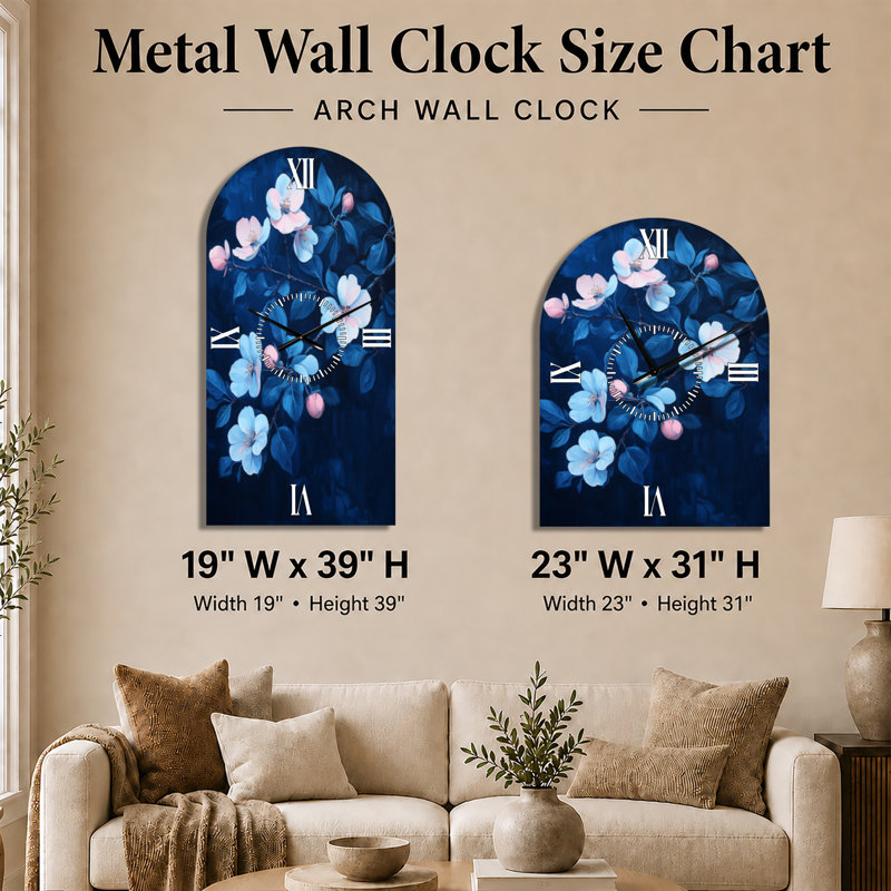 Horloge murale arquée en métal Japandi « Nuit dans un verger de pommiers en fleurs indigo II » (sans tic-tac)