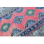 Tapis turc vintage tissé à la main en rose et bleu pour un décor bohémien dans un couloir ou un escalier