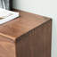 Armoire de rangement noire en noyer dans la chambre