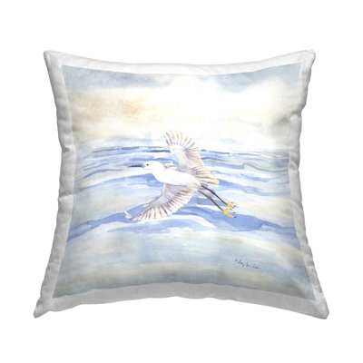 Coussin décoratif héron volant au-dessus de l'eau, design par Audrey Jeanne Roberts