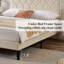 Structure de lit plateforme simple avec tête de lit tapissier en velours et support en lattes de bois, sommier à ressorts / aucun sommier requis-458788538-445657464