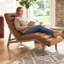 Chaise longue moderne rembourrée avec structure en bois massif pour la chambre à coucher ou le salon-121166538-124937983