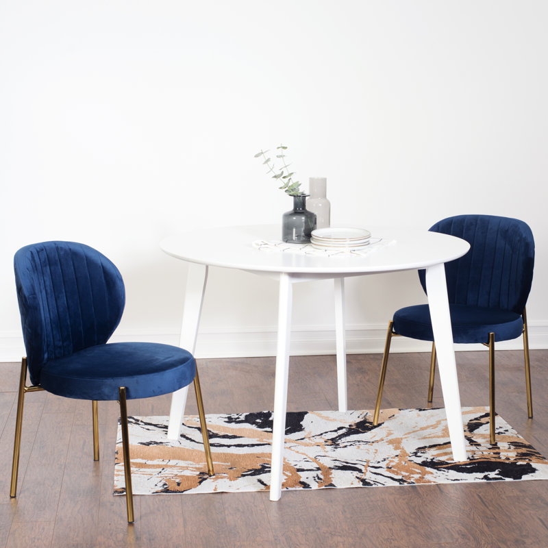 3 tables de salle à manger rondes blanches - une table avec 2 chaises et un revêtement en velours d'hévéa recouvert de velours doux ajoute de la chaleur à l'espace et à la construction