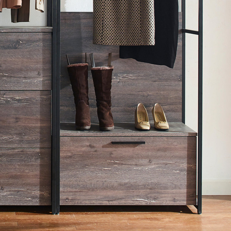 Garde-robe chauffant: et garde-robe spacieux avec des tablettes très profondes pour une organisation efficace
