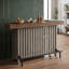Buffet moderne à hauteur du comptoir avec étagères de rangement ouvertes, plateau effet marbre et panneaux à lattes-1745305316